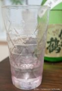 グラスに日本酒を注ぎます