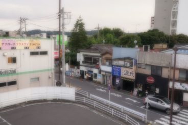 連絡通路からお店を見下ろした図（居酒屋・源氏の1軒左隣）